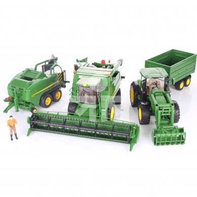 ŽAISLAS BRUDER RINKINYS JOHN DEERE TECHNIKOS PARKAS, KOMBAINAS 02132 + TRAKTORIUS SU PRIEKABA 03155 + PRESAS 02032 + FIGŪRELĖ 62610