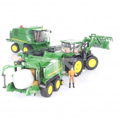 ŽAISLAS BRUDER RINKINYS JOHN DEERE TECHNIKOS PARKAS, KOMBAINAS 02132 + TRAKTORIUS SU PRIEKABA 03155 + PRESAS 02032 + FIGŪRELĖ 62610 2